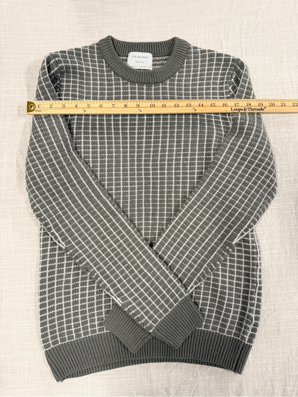 Women’s Grid Knit Crewneck Sweater - Gray medium - Picture 7 of 10